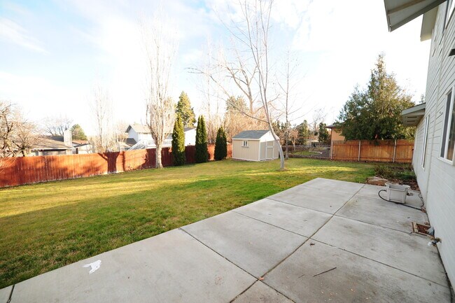 Building Photo - Sweet South Richland Home with Large Yard