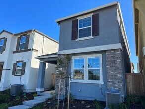 Building Photo - 3 Bed / 2.5 Bath | West Sacramento Home Av...