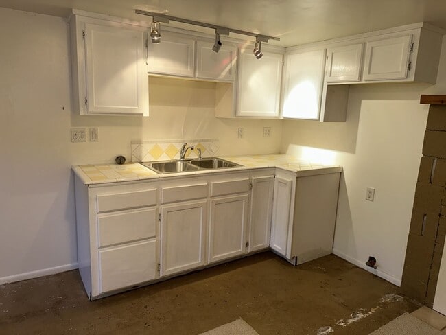 Building Photo - 2000+ sf home is in a great location, pet ...