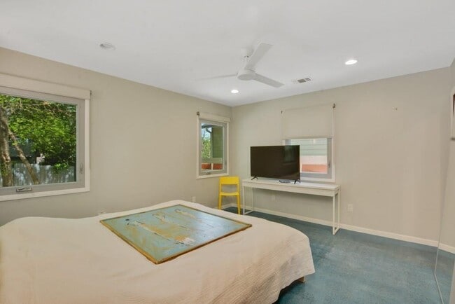 Building Photo - 2410 Bryan St