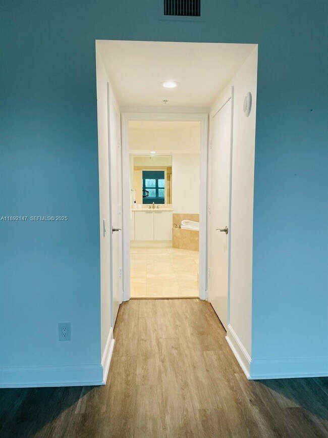 Building Photo - 14951 Royal Oaks Ln