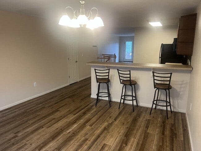 Building Photo - Spacious End-Unit Townhouse with 3 Beds, 3...