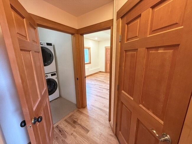 Building Photo - Beautiful 4 Bed, 2 Bath Single Family Home 2 Attached Car Garage and Laundry In Unit!