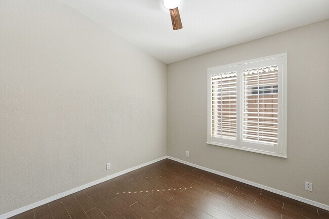 Building Photo - Three bedrooms PLUS Den! Ready to Move In