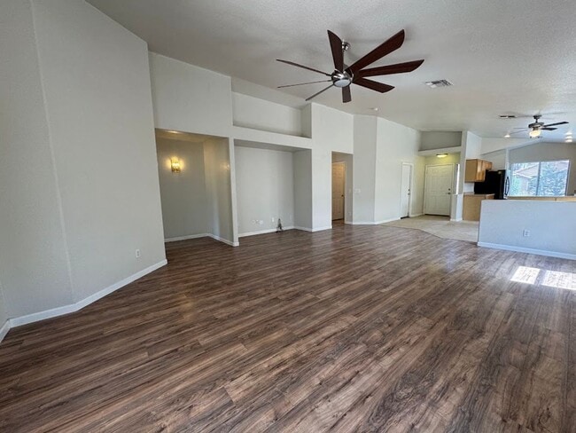 Building Photo - BEAUTIFUL 3 BEDROOM 2 BATHROOM HOME IN GOO...