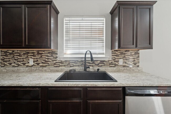 Building Photo - AVAILABLE NOW! (Pet Friendly)