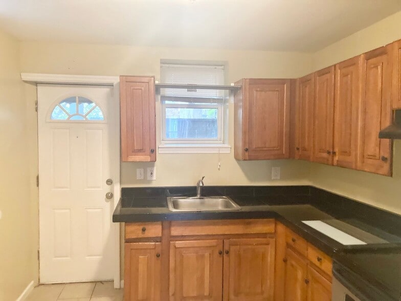 Building Photo - Updated 3-Bedroom in Grays Ferry