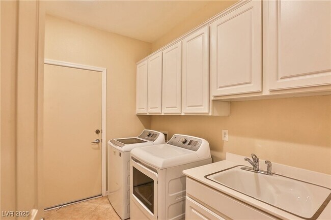 Building Photo - 2264 Laurel Heights Ln