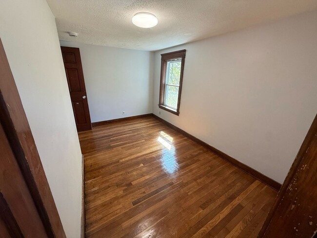 Building Photo - 165 Pleasant St