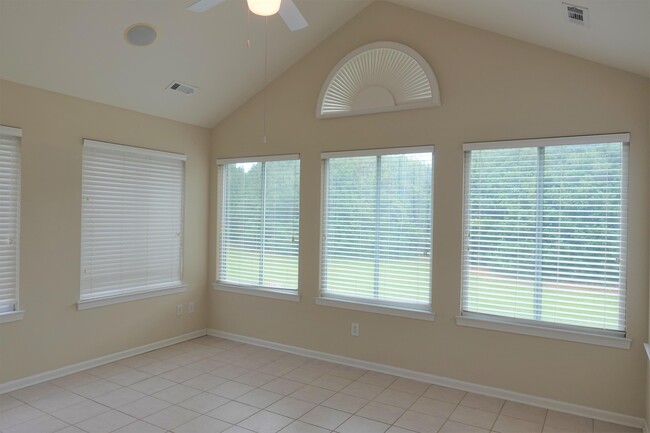 Building Photo - 303 Heritage Club Dr