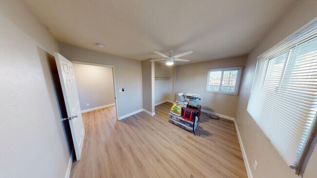 Building Photo - 8BD/3BA, Lots of Parking! (Lease out, pend...