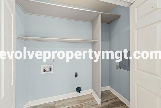 Building Photo - SPACIOUS CHARMING HOME!