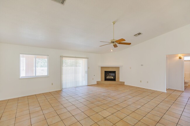 Building Photo - 3 Bedroom 2 Bath Home