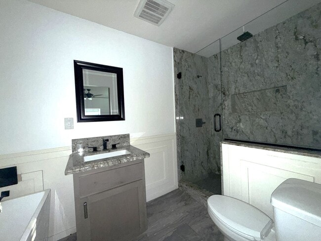 Building Photo - 4-bedroom, 2-bathroom home located in the vibrant city of Visalia, CA.