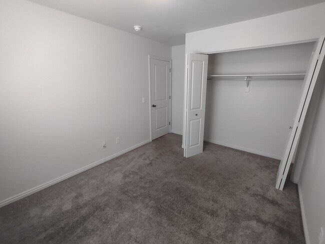 Building Photo - Fox Cove Unit