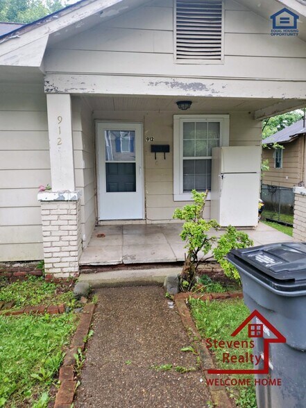 Building Photo - 912 W Scott Ave