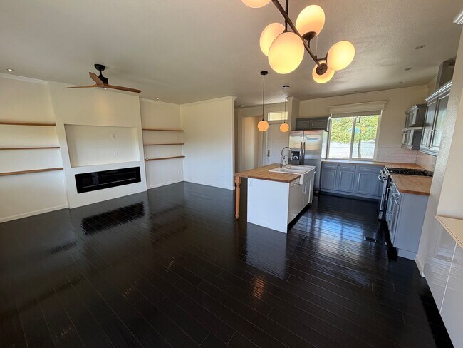 Building Photo - Beautiful Home in Stead!