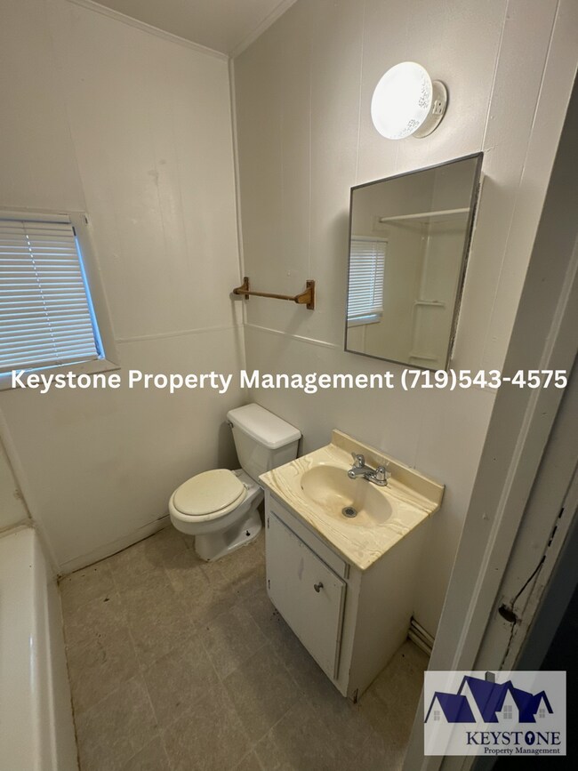 Building Photo - Small Dog Welcome! AC Unit Included! Studio Near Downtown $700/$700