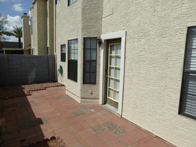 Building Photo - 820 W University Dr