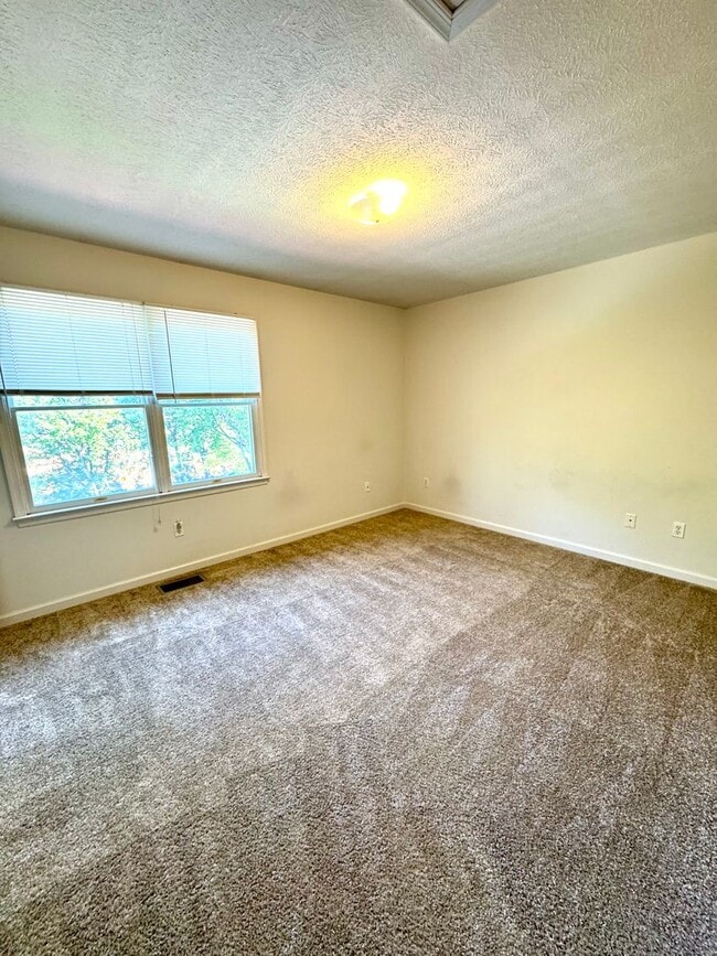 Building Photo - Duplex with Basement Garage for Rent
