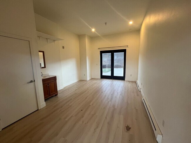 Building Photo - 2 Bed, 2.5 Bath Townhouse with 330+ Sq Ft of Commercial/Studio Space