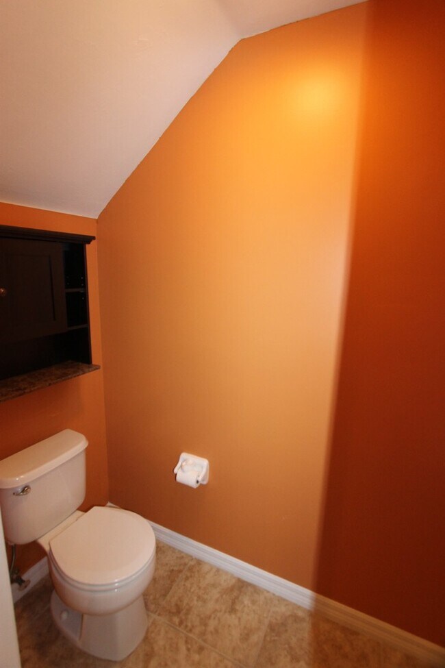 Building Photo - 1056 Hampton Cir