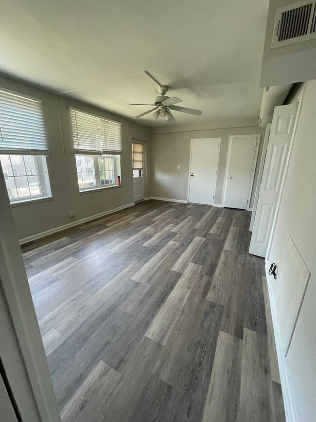 Building Photo - $500 off the First Months Rent!!!!! 1 Bedroom 1 Bath Condo at McDaniel Heights in the Heart of Hi...