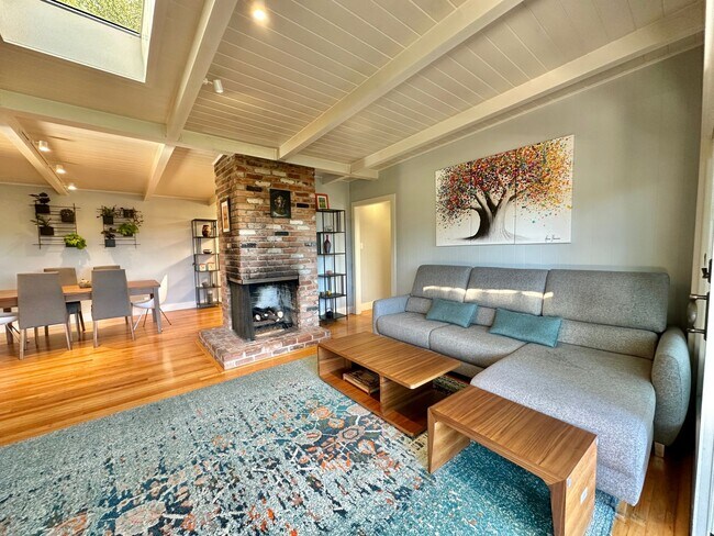 Building Photo - Gorgeous Hillside View, Modern Flat