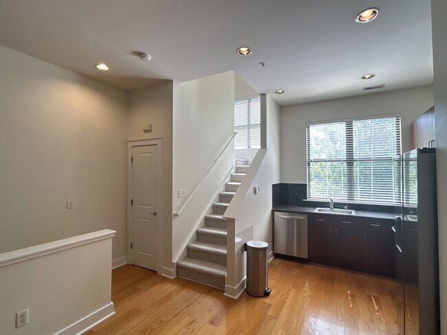Building Photo - Townhome in First Ward!