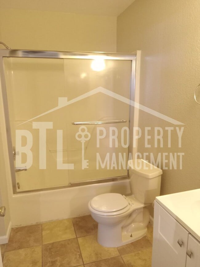 Building Photo - Three Bedroom House