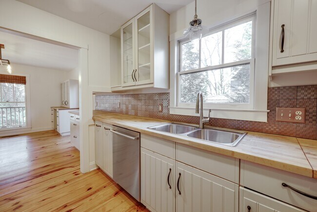 Building Photo - 145 Hendrix Ave