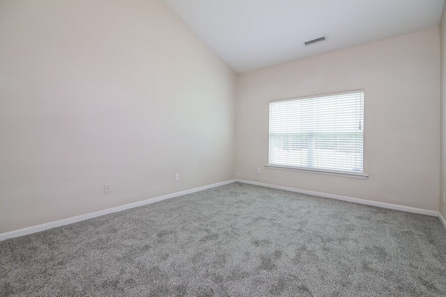 Building Photo - 731 Hunters Ridge Dr