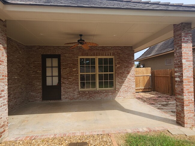 Building Photo - Large 4 Bed 3 Bath Brick Home