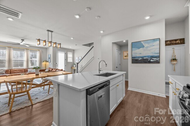 Building Photo - 915 Kinsey Aly