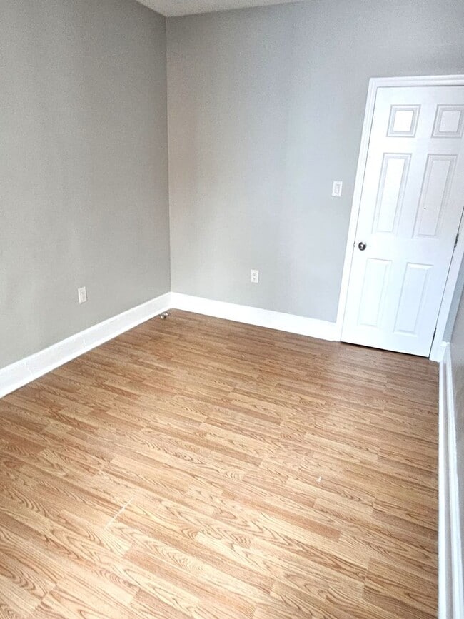 Building Photo - 3 Bedroom 1 bathroom Available