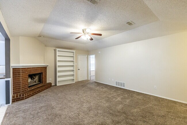 Building Photo - Beautiful House with Extra Room!