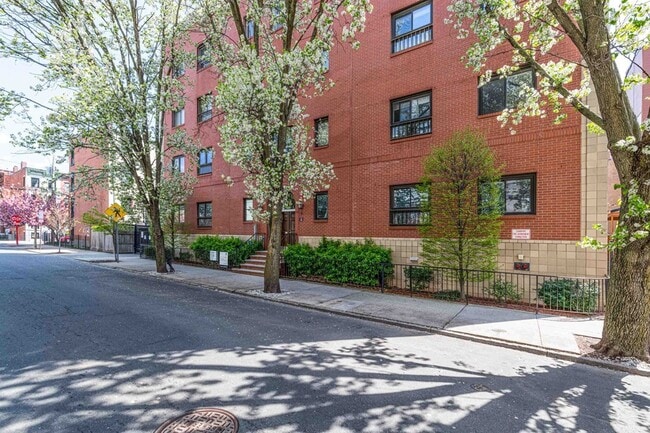 Building Photo - 476 Monmouth St