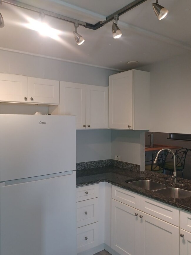 Building Photo - 5567 Meadowlark Ln