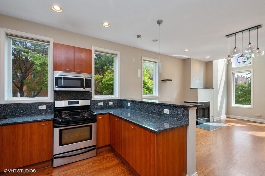 Building Photo - 1458 N Artesian Ave