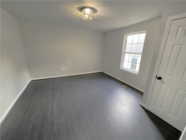 Building Photo - 376 Wellington St SW