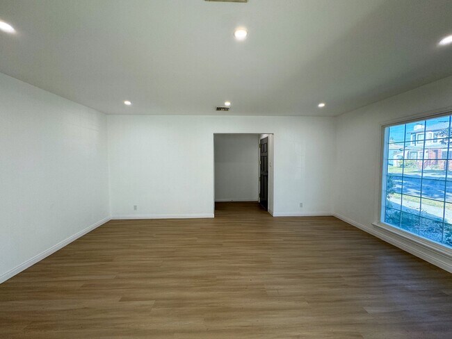Building Photo - 10419 S Gramercy Pl