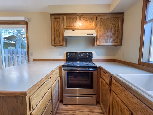 Building Photo - Spacious 3 Bedroom 1 Bath Ranch House  in Milwaukie! Washer and Dryer Included!