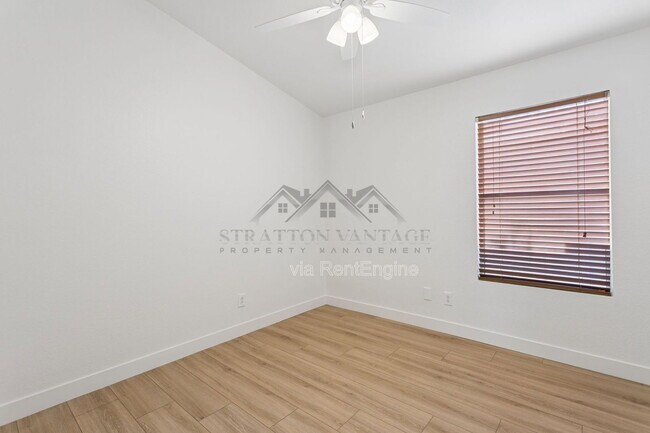 Building Photo - 9841 W Tonopah Dr