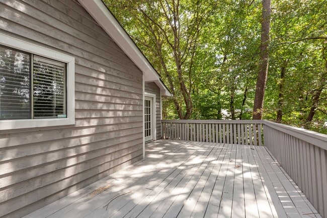 Building Photo - Spacious 3/2.5 Split Level w/ Large Bonus Room and Private Backyard!