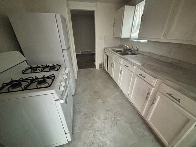 Building Photo - Charming 2-Bedroom Property in Prime Location