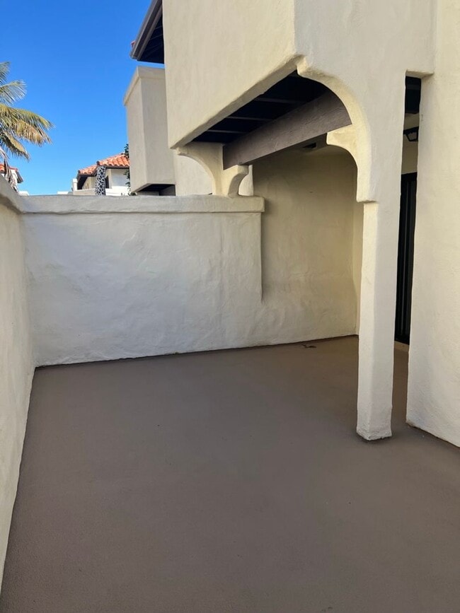 Building Photo - Meticulously maintained condo - 2 main bed...