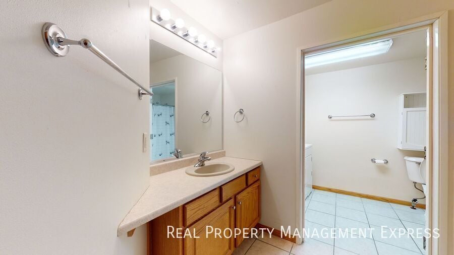 Building Photo - 2 Bed 1 Bath Twin Home