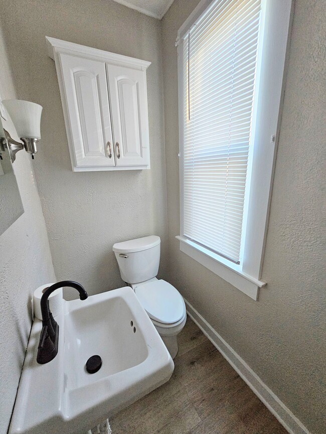 Building Photo - 930 3rd St