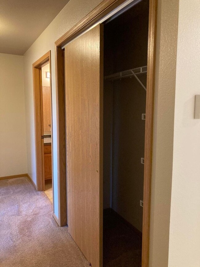 Building Photo - Perfect 3 Bed 2 Bath on the 1st Floor!