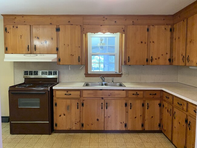 Building Photo - 3-Bedroom, 1-Bathroom Ranch Home with Spac...